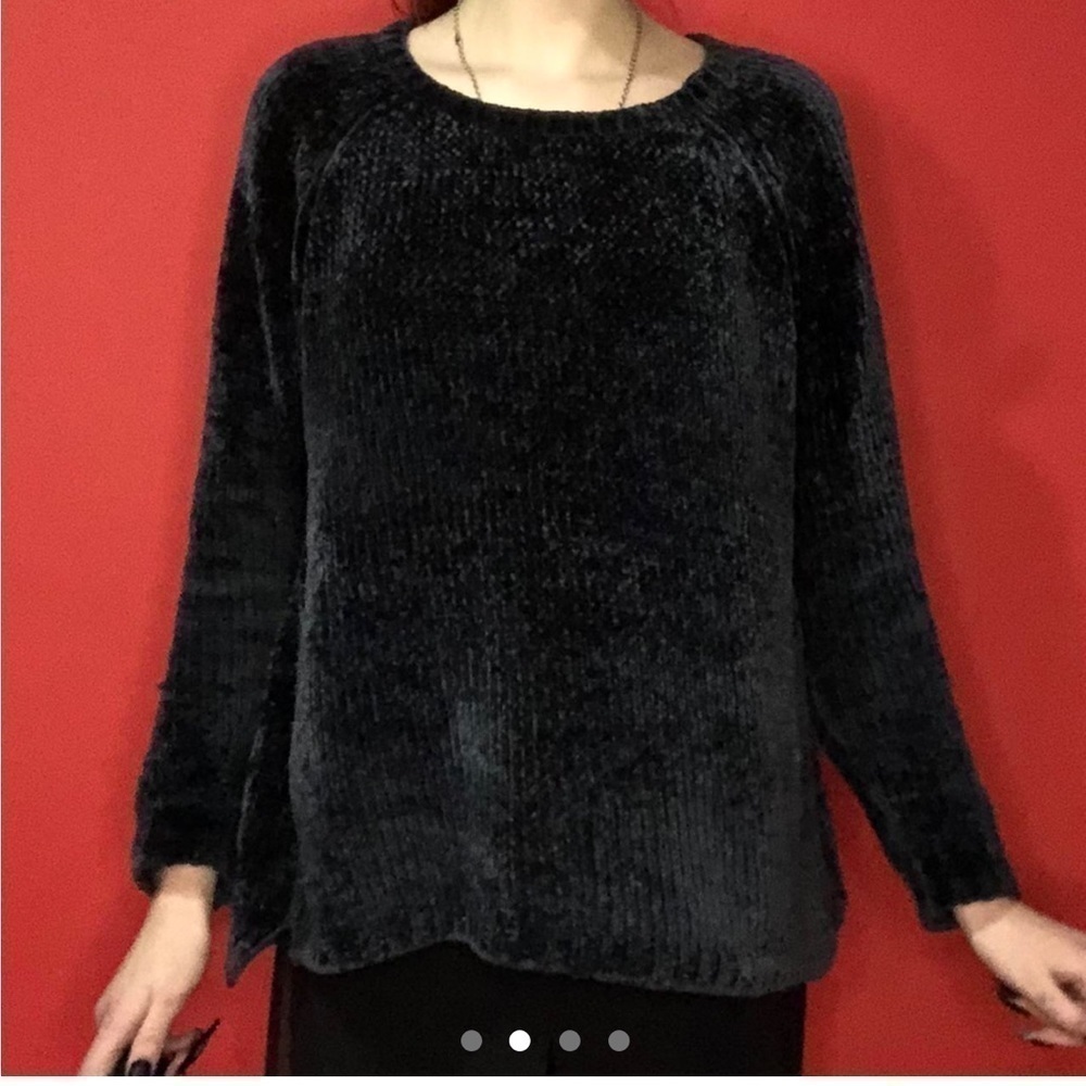 Really thick warm fuzzy midnight blue cobalt blue navy blue sweater. 💙🖤